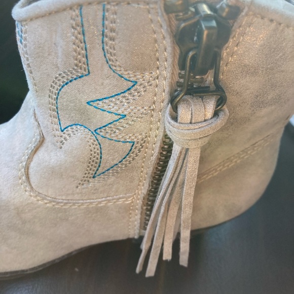 Big Buddha Light Gray Suede Western Ankle Booties with Fringe - Picture 8 of 9